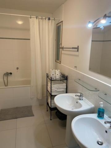 Large 3 Bedroom Family Apartment Close To The River براغ المظهر الخارجي الصورة